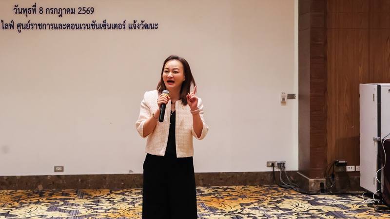 ภาพที่ 3: คุณกาญจนา เรืองสิริวิชญกุล ผู้จัดการทั่วไป โรงแรมเซ็นทารา ไลฟ์ ศูนย์ราชการและคอนเวนชันเซ็นเตอร์ แจ้งวัฒนะ กล่าวแสดงความยินดีแก่ผู้เข้าอบรม