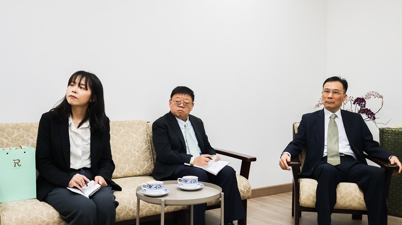 Picture 4: From left to right, Ms. Tsai Yi-Chen, Mr. Jerry C. J. Chou, and Mr. Peter Lan listen to the discussion