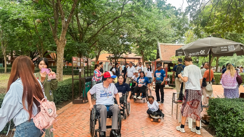 ภาพที่ 4: ผู้เข้าร่วมเที่ยวชมสถานที่ในจังหวัดพระนครศรีอยุธยาบนรถเข็น