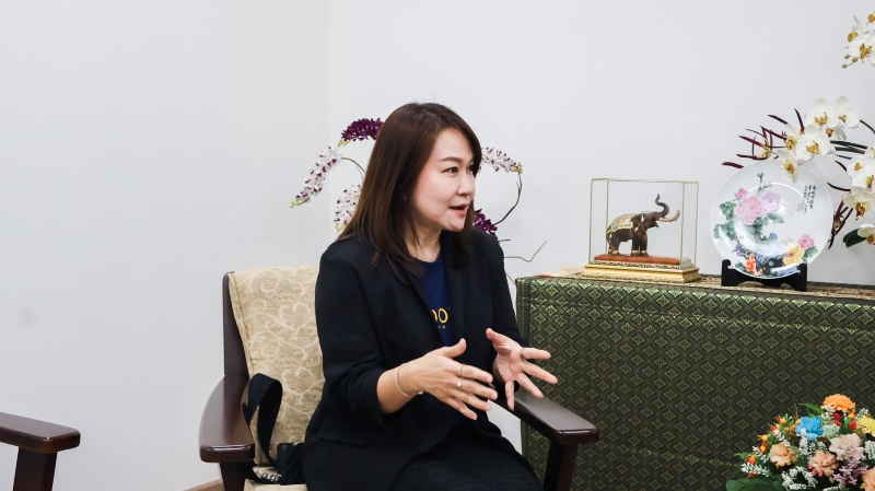 ภาพที่ 4: คุณเขมฤทัย อัศวนนท์ กรรมการและเลขานุการมูลนิธิไทยเครดิตเพื่อสังคม พูดคุยในระหว่างการหารือ