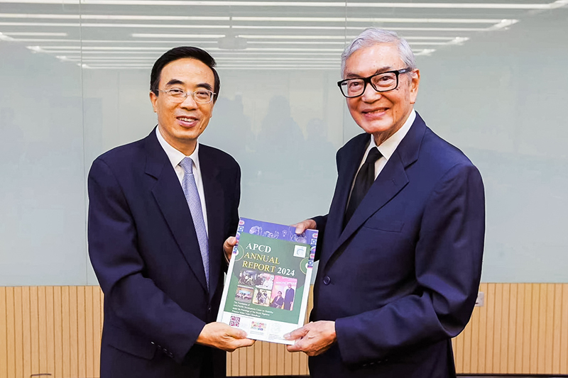 Picture 4: Dr. Tej Bunnag (right) presents souvenirs to Mr. Cheng Kai (left) as a token of gratitude.
