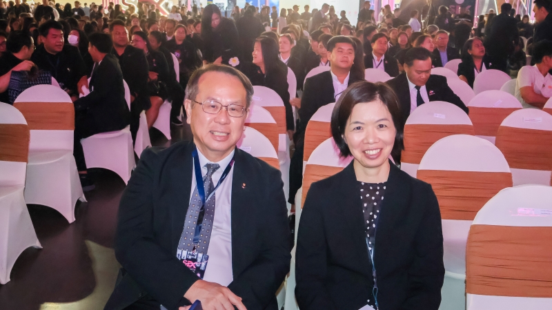 Mr. Piroon Laismit and Ms. Komahashi Rie, Senior Representative, Japan International Cooperation Agency Thailand Office (JICA Thailand) pose for a photo.