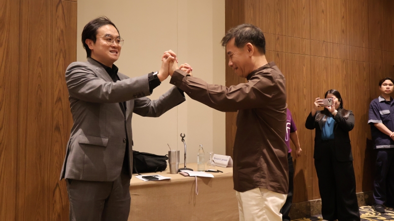 Mr. Kanin Tangtermpong (left) and Mr. Asdang Sukwises participate in activity at the Centara Life Government Complex Hotel & Convention Centre Chaeng Watthana.
