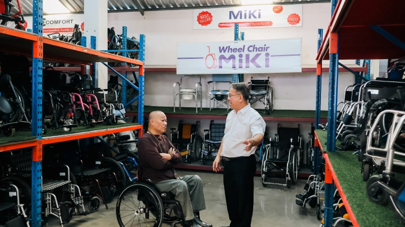Mr. Piroon Laismit, Executive Director of APCD and Mr. Vorayut Kijkool, Founder of Siam Nissin Co., Ltd., observe wheelchair products imported by the Siam Nissin Co., Ltd.