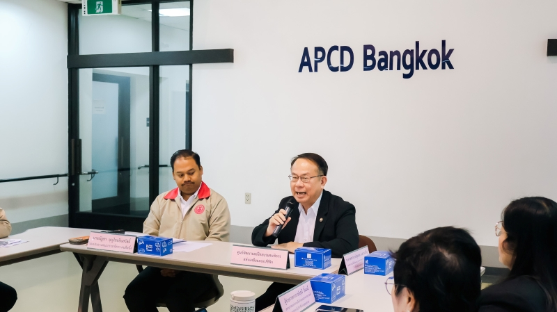 Mr. Piroon Laismit, Executive Director of APCD, delivers welcoming remarks to the Committee on Social Welfare.