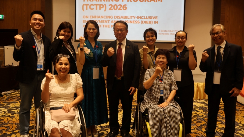 Mr. Piroon Laismit and APCD staff pose for a group photo with participants from Vietnam.