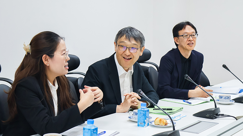 Picture 4: From left to right, Ms. Nuntaporn Sittidetboripat, Mr. KOBAYASHI Hiroyuki, and Mr. SAKUDO Shunsuke participate in the meeting