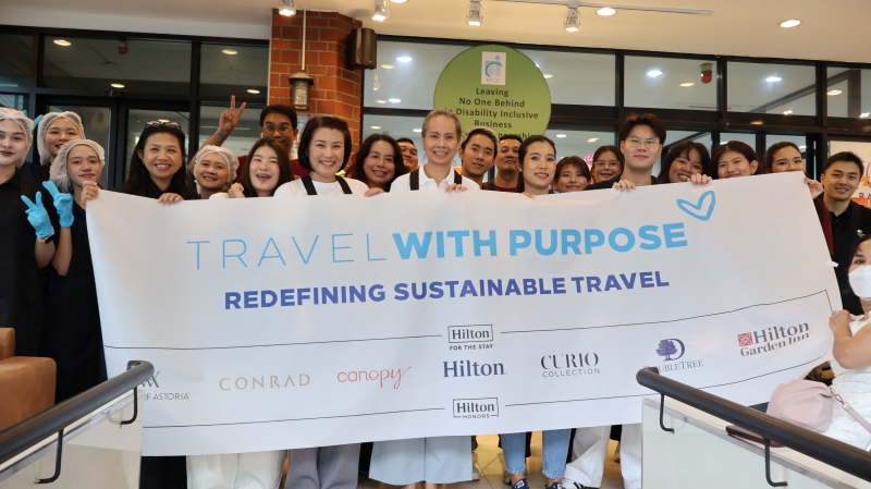 ผู้แทนจากโรงแรมทั้งสามแห่งโพสท่าถ่ายรูปด้วยการถือป้าย "Travel with Purpose" หลังจากกิจกรรมทำขนมปัง