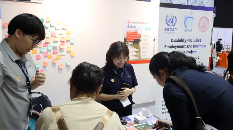 Mr. Panomkorn Prasitsuparoph and Ms. Thorfan Dechachainimit facilitate the booth activities.