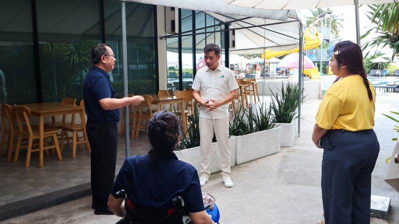 Picture 5: Mr. Asdang Sukwises (center) speaks to Mr. Piroon Laismit (left) and representatives from APCD