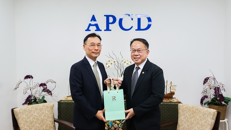 Picture 5: Mr. Piroon Laismit (right) receives a souvenir from Mr. Peter Lan (left) as a token of gratitude