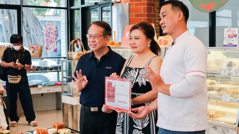 Ms. Rapeepan Luangaramrut, host of the show, presents the "Aroilert with Khunreed" seal of approval to the APCD 60+ Plus Bakery & Chocolate Project.