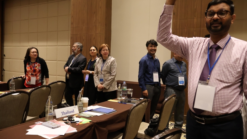 Participants take part in the icebreaking activity.