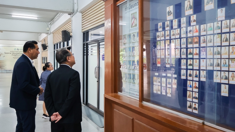 Assoc. Prof. Dr. Sakdiphan Tanvimolrat guides the APCD delegation around the Faculty of Education, Silpakorn University.