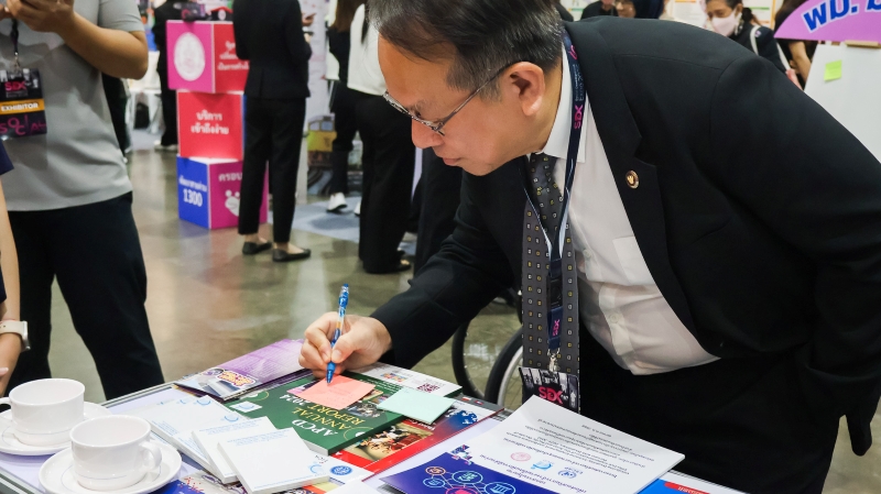 Mr. Piroon Laismit writing down an idea for promoting Disability Inclusive Employment in Thailand at the booth of APCD. 