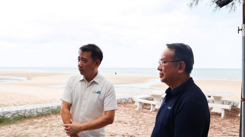 Picture 6: Mr. Piroon Laismit (right) and Mr. Asdang Sukwises (left) listen to the discussion