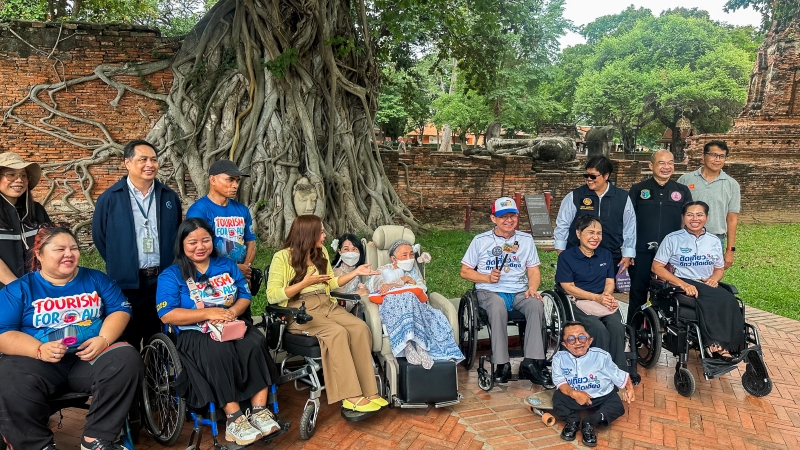 ภาพที่ 6: ผู้เข้าร่วมถ่ายภาพกับสถานที่สำคัญในจังหวัดพระนครศรีอยุธยา