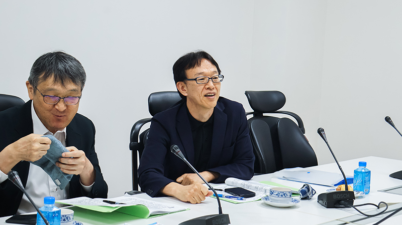 Picture 6: Mr. SAKUDO Shunsuke (center) and Mr. KOBAYASHI Hiroyuki (left) listen attentively 