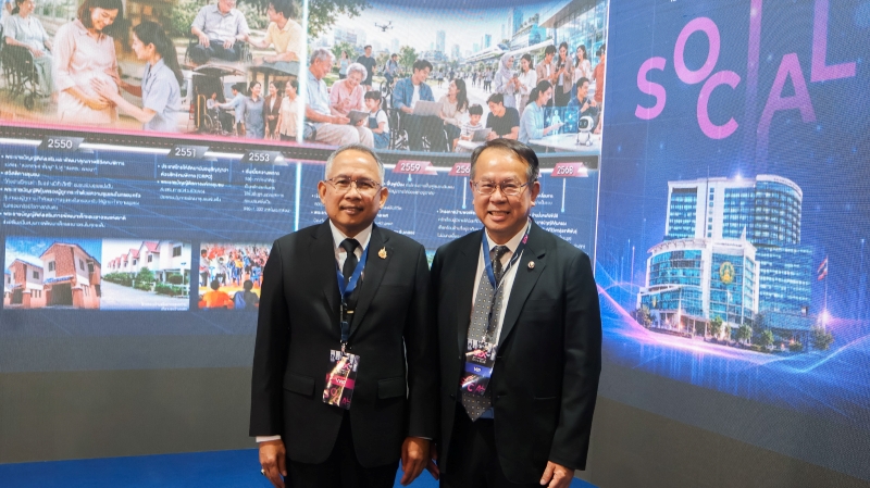 Mr. Piroon Laismit and Mr. Kantapong Rangsesawang, Permanent Secretary of the Ministry of Social Development and Human Security pose for a photo.