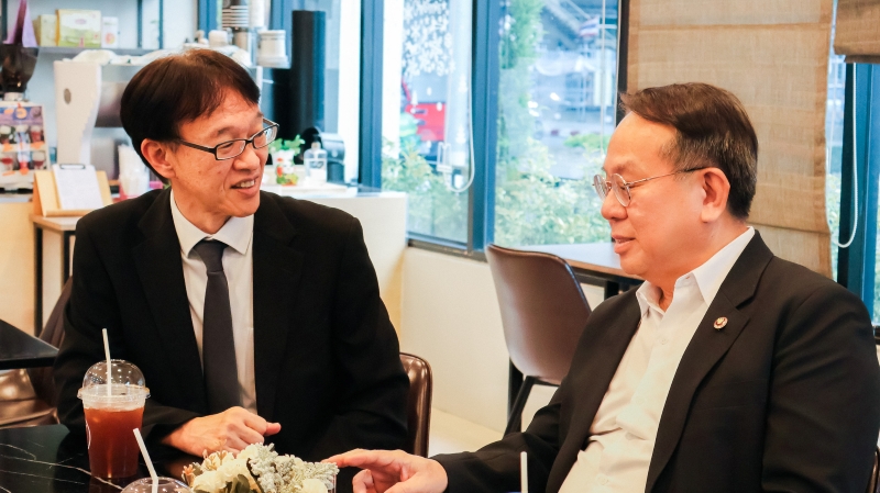 Mr. Piroon Laismit, Executive Director of APCD, shares his insights on empowering persons with disabilities with Mr. Shunsuke Sakudo, Chief Representative of the JICA Thailand Office.