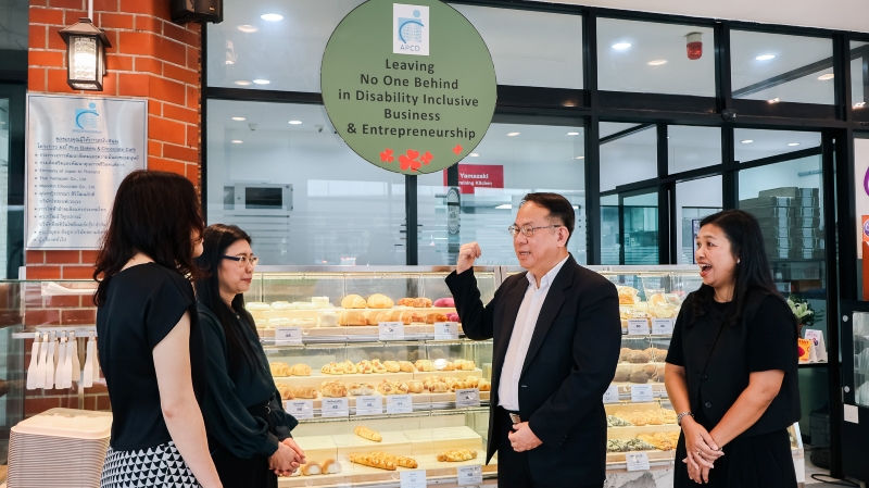 Mr. Piroon Laismit, Executive Director of APCD, introduces the APCD 60+ Plus Bakery to the delegation from Thai Life Insurance.