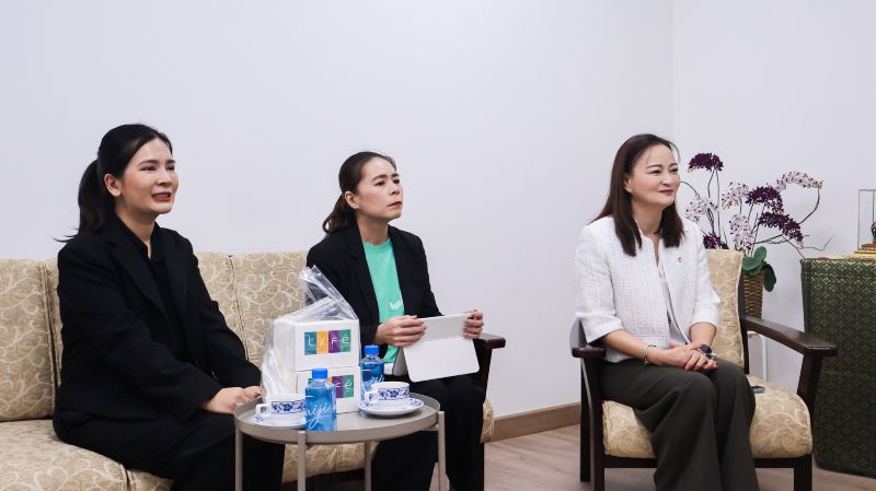Picture 6: Ms. Kanchana Ruangsiriwichayakul (right) and the Centara Life Government Complex Hotel & Convention Centre Chaeng Watthana representatives (left) listen to the discussion