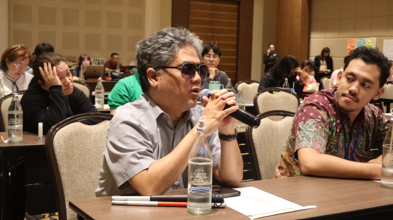 Participant from Indonesia asks a question to Mr. Asdang Sukwises about employing persons with disabilities in the hotel industry.