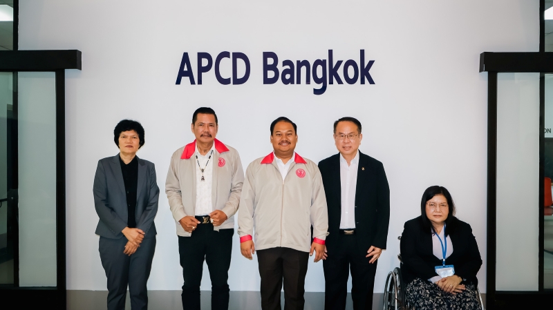Group photo of Mr. Piroon Laismit and the Committee on Social Welfare after the meeting.
