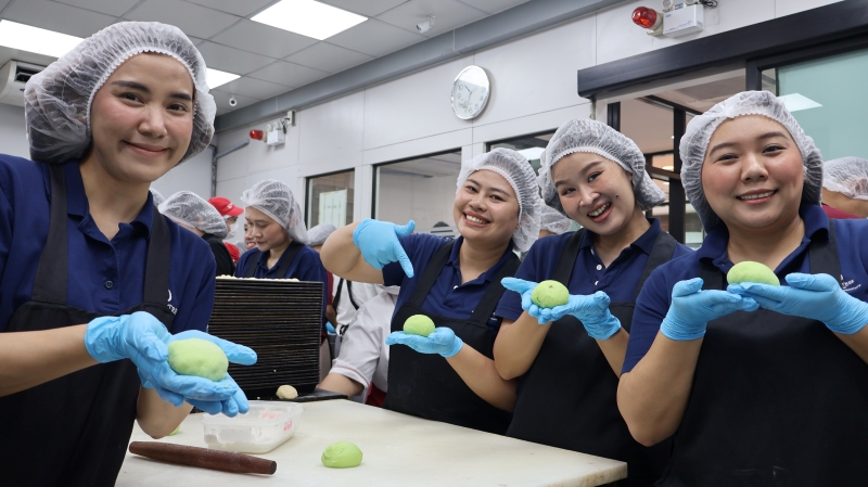 Participants show their work during a bakery workshop session.