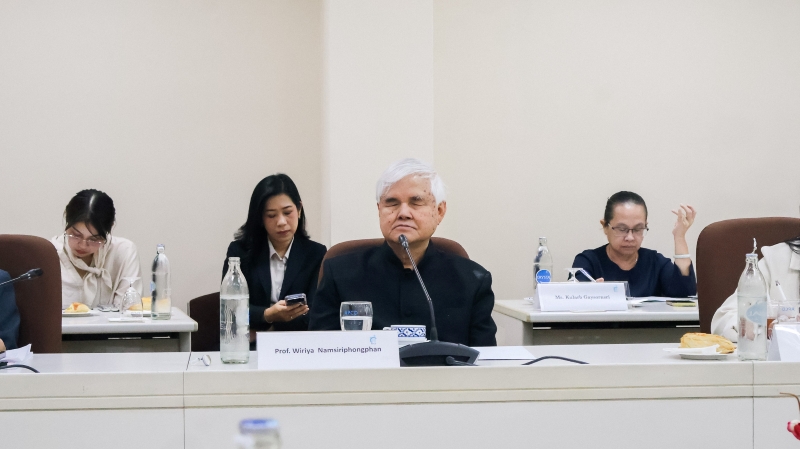 Prof. Wiriya Namsiriphongphan, Member of APCD Foundation Committee, listens to a presentation by the the Information and Knowledge Management Department.