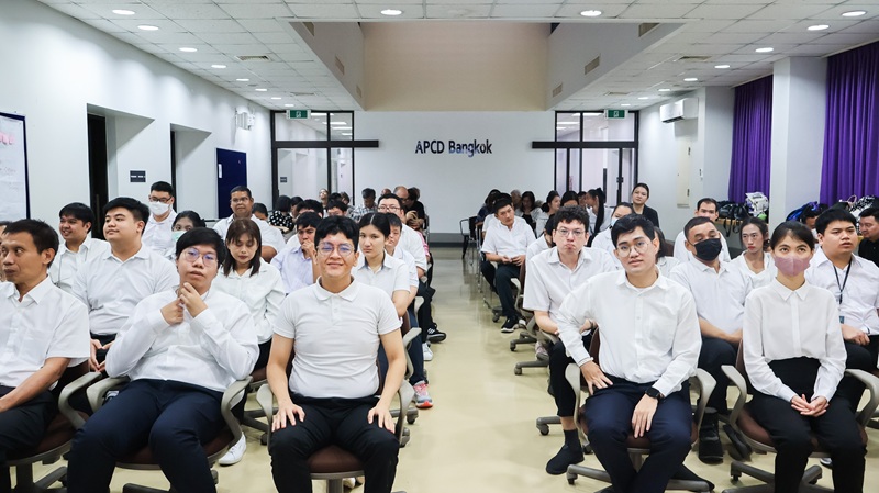Picture 7: The trainees pose for a group photo
