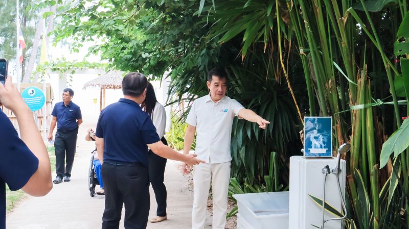 Picture 7: Mr. Asdang Sukwises (center) shows the hotel’s facilities to Mr. Piroon Laismit (left) and representatives from APCD