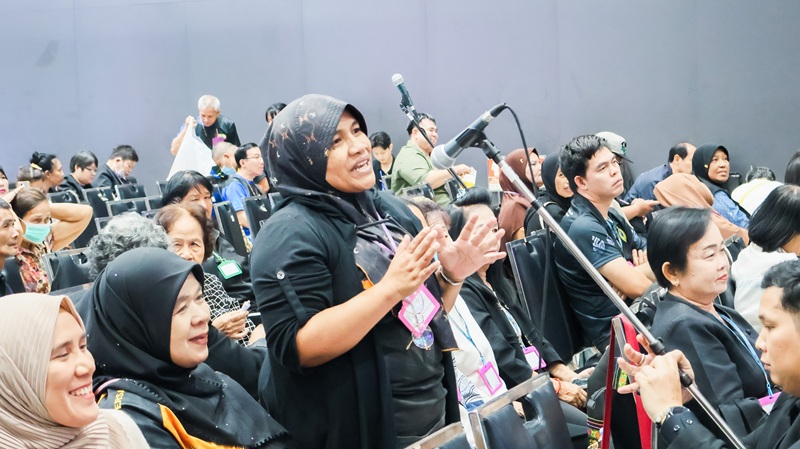 Picture 8: A female participant asks the panelists a question 