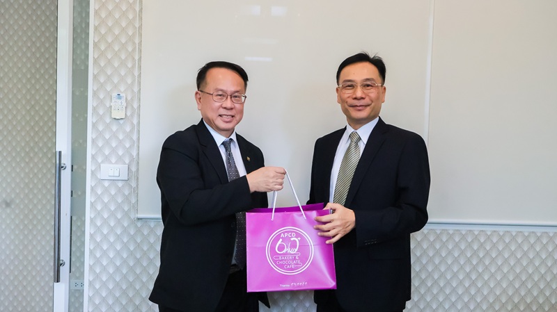 Picture 8: Mr. Piroon Laismit (left) gives a souvenir to Mr. Peter Lan (right) as a token of gratitude
