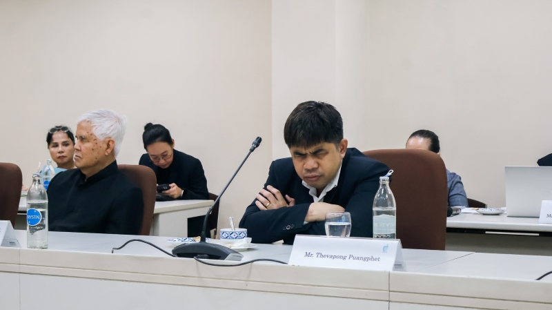 Prof. Wiriya Namsiriphongphan, Honorary President of Universal Foundation for Persons with Disabilities, and Mr. Thevapong Puangphet, Treasurer of Thailand Association of the Blind, listens to a presentation by the Administrative Department.