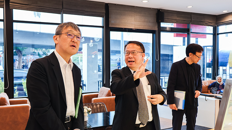 Picture 9: Mr. Piroon Laismit (center) provides information about APCD 60+ Bakery and Chocolate Café to Mr. KOBAYASHI Hiroyuki (left) and Mr. SAKUDO Shunsuke (right)