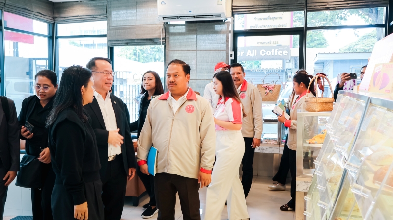 Mr. Piroon Laismit leads the delegation on a visit to the APCD 60+ Plus Bakery.