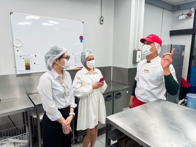 Picture 10: Ms. Kingkarn Siriwat (right) and Ms. Nitwari Sikon (left) listenng to head baker provides information about 60+ Plus Bakery