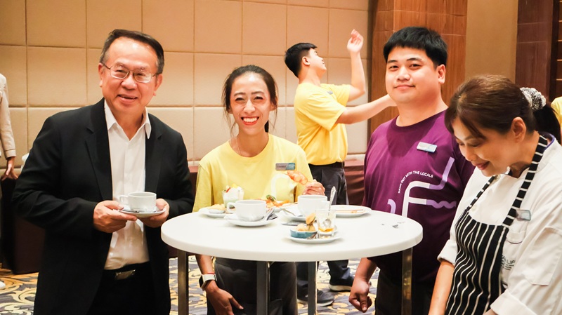 ภาพที่ 10: นายพิรุณ ลายสมิต (ซ้าย) พูดคุยกับผู้เข้าอบรมขณะถือถ้วยชา
