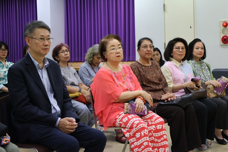 Mr. Piroon Laismit welcomed The Association of Spouses of Officials of the Ministry of Foreign Affairs (ASOMFA) on their visit to APCD.