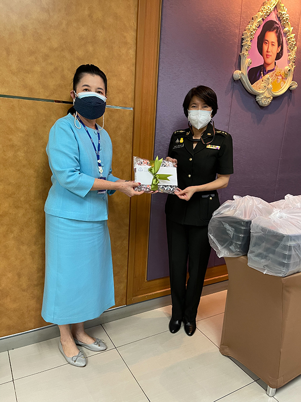 A representative of Phramongkutklao Hospital delivered a gift of gratitude for the generosity to Ms. Nongluck Kisorawong, Manager of the Administrative Department.