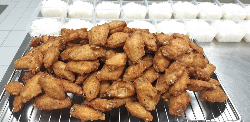 4.	Staff with disabilities prepared lunch meal boxes containing fried chicken wings with steamed rice.