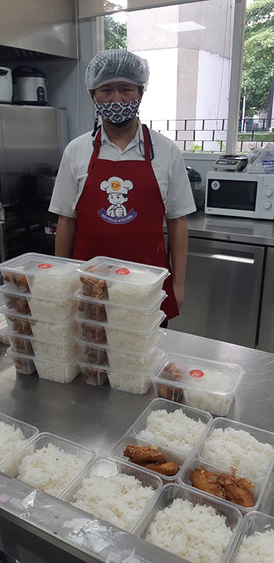 A hundred lunch boxes were ready to be delivered.