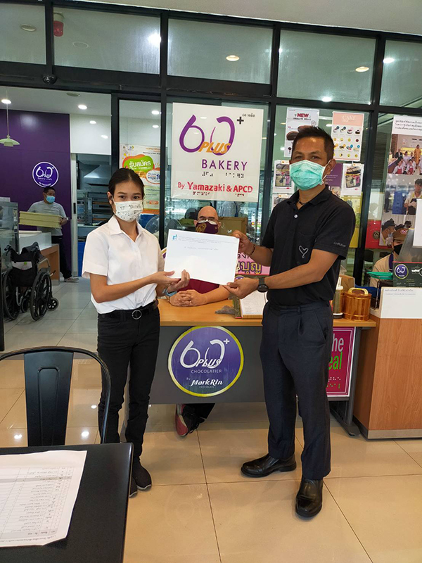 Mr. Sunthorn Nowarat, Manager, 60+ Plus Bakery & Chocolate Project, blessed his wishes to Ms. Nawapad Kamsron with a certificate.