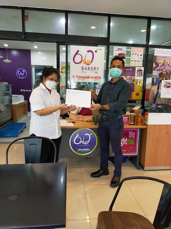 Mr. Sunthorn Nowarat, Manager, 60+ Plus Bakery & Chocolate Café Project, congratulated Ms. Sudaporn Suwanpom on the 15-day in-person training completion.