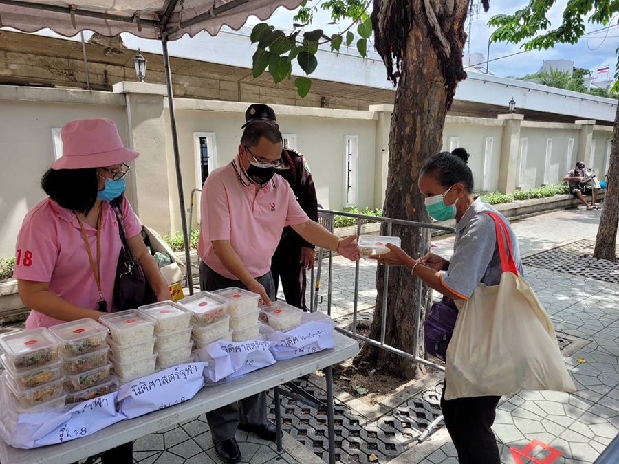 The donations went to the severely vulnerable group that was on Ratchadamnoen Avenue and were supported by the Chulalongkorn University Alumni Group batch 18 (Law Chula).