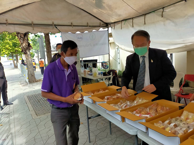 On 24 November 2021, Mr. Piroon Laismit, the APCD Executive Director and APCD team implemented the "Sapanboon Campaign" received the donation from Dr. Tej Bunnag, the Secretary-General of the Thai Red Cross Society and President of APCD Foundation Board on behalf of APCD to produce 255 pieces of pastries from APCD 60+ Plus Bakery and Chocolate Café by Yamazaki project for sick priests at the Priest Hospital and vulnerable groups that were affected by the COVID-19 at the Somdet Phra Pinklao Bridge.