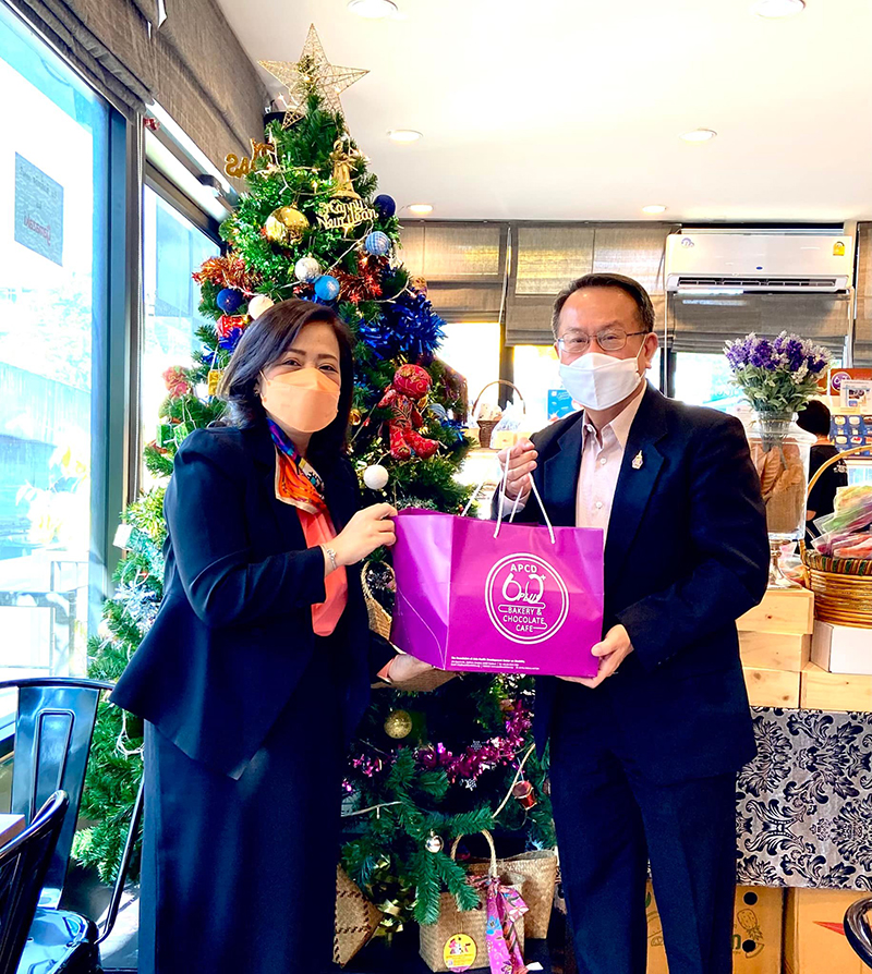 On 15 December 2021, Mr. Piroon Laismit (APCD Executive Director) presented the token of appreciation on the New Year greetings 2022 to Mrs. Jatuporn Rojanapanich, Director-General Department of Children and Youth, the Ministry of Social Development and Human Security, Bangkok.
