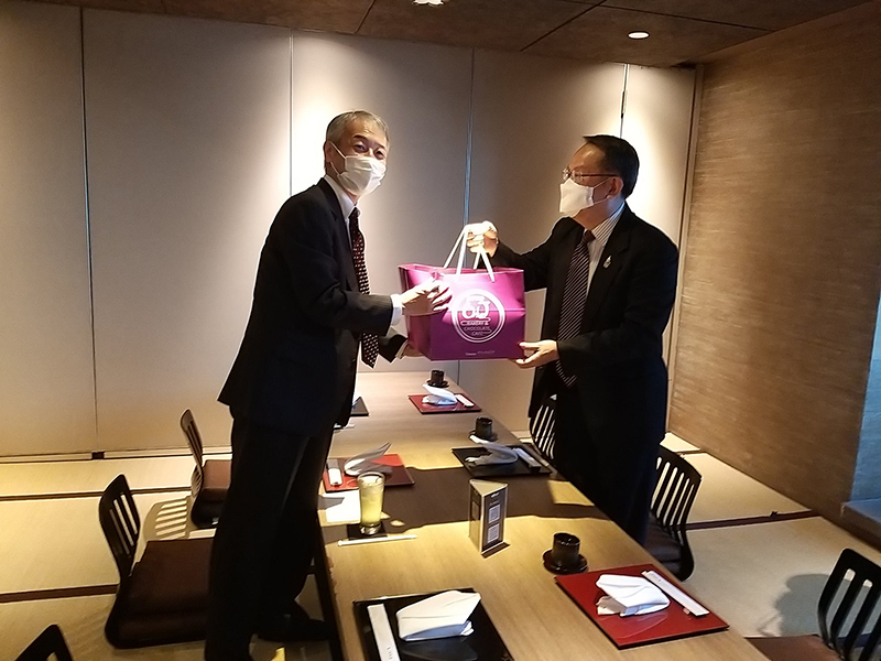 On 16 December 2021, Mr. Piroon Laismit, Executive Director of APCD, presented a token of appreciation for the New Year greetings for 2022 to Mr. Morita Takahiro, Chief Representative, JICA Thailand Office at the Westin Grande Sukhumvit Bangkok, Thailand.