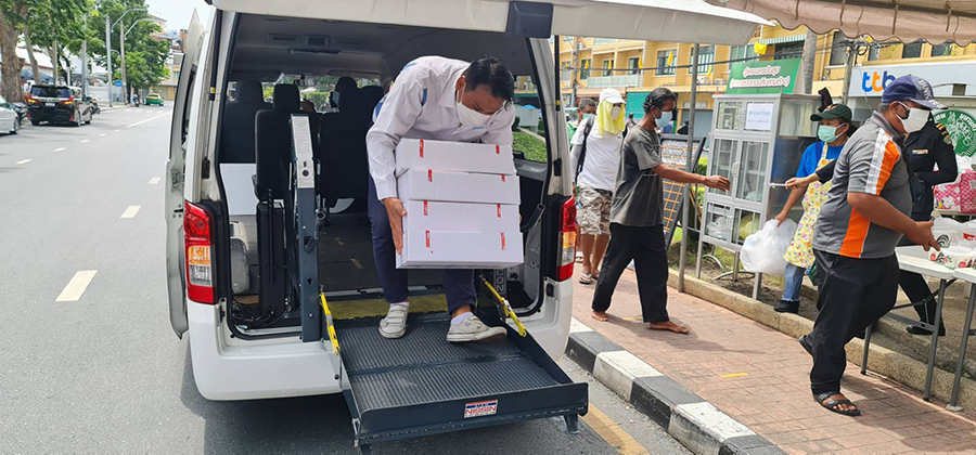 Mr. Phutawan Na Chiangmai, the Thai Yamazaki Chief chef, a resource person for the project,  delivered and donated the box sets on behalf of donors.